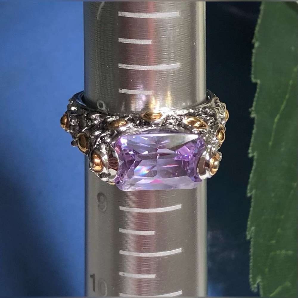 Beautiful Faceted Purple Stone 18KGE Ring - Picture 1 of 11